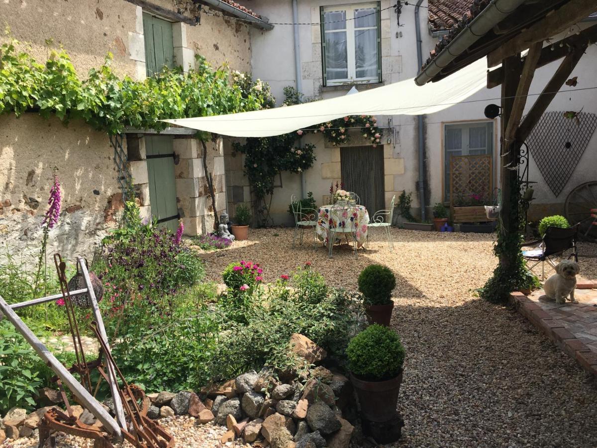 Maison La Roche Chambre D'Hotes Le Vigeant Luaran gambar
