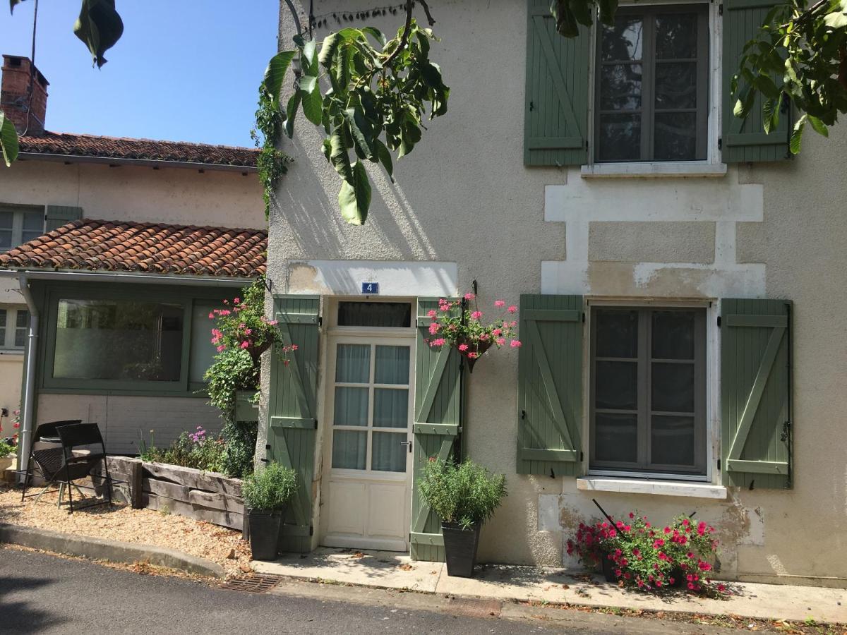 Maison La Roche Chambre D'Hotes Le Vigeant Luaran gambar