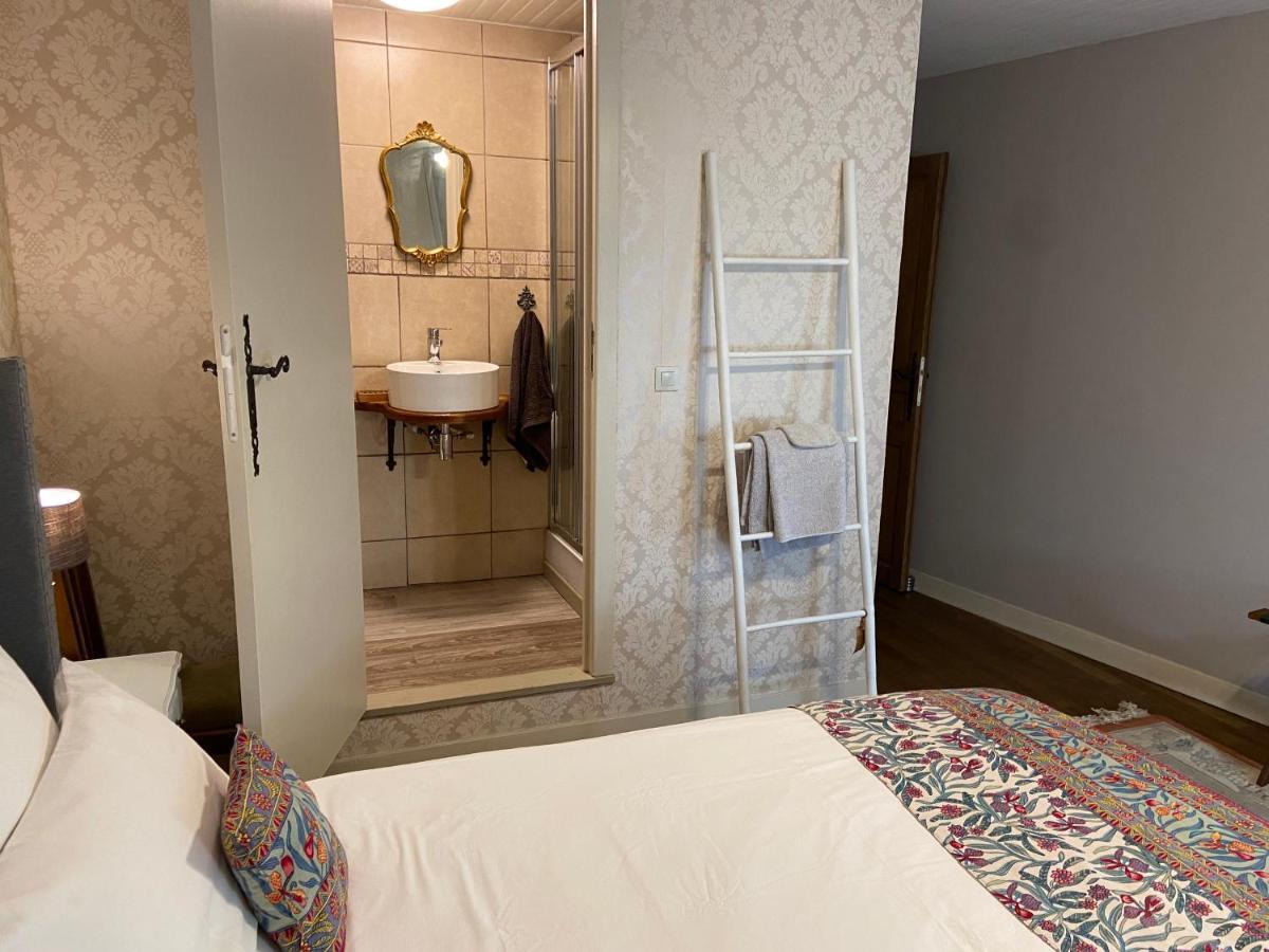 Maison La Roche Chambre D'Hotes Le Vigeant Luaran gambar