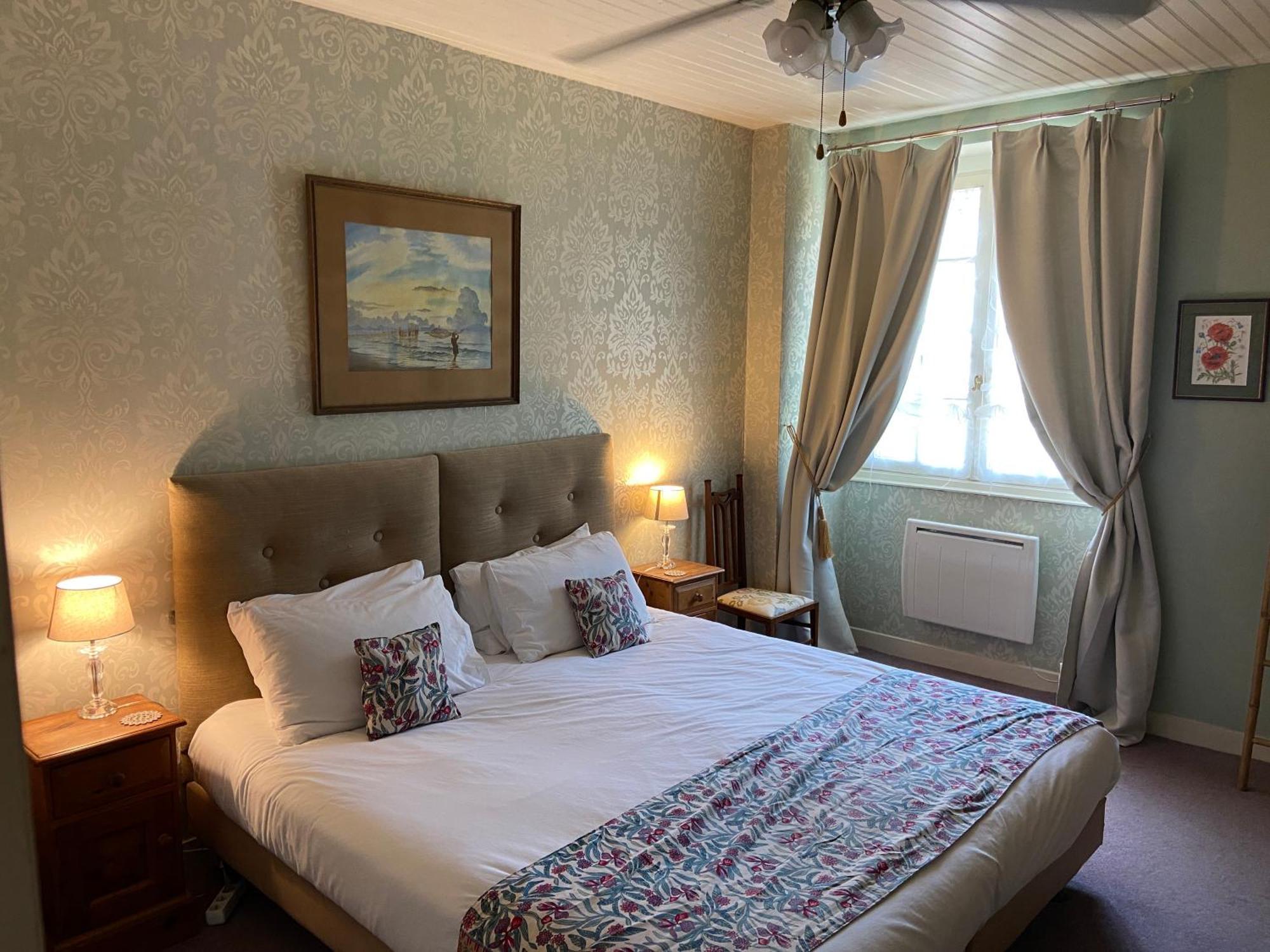 Maison La Roche Chambre D'Hotes Le Vigeant Luaran gambar